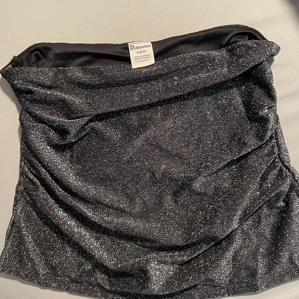 No-boundaries Women's Black and Silver Crop-top Y2K VIBES
